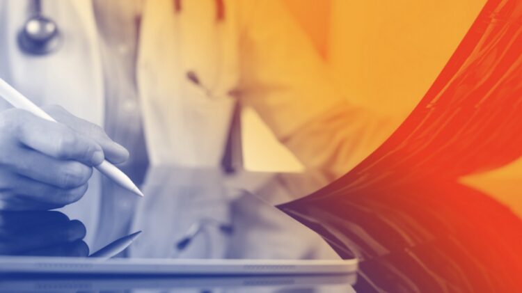 Persoon in doktersjas met medische apparatuur die aan een tafel op een tablet schrijft