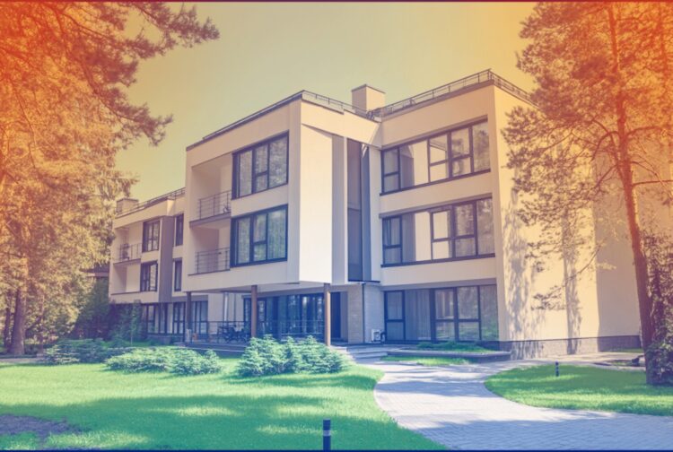 Witte huizen en appartementen van een woningcorporatie met voortuinen en balkons