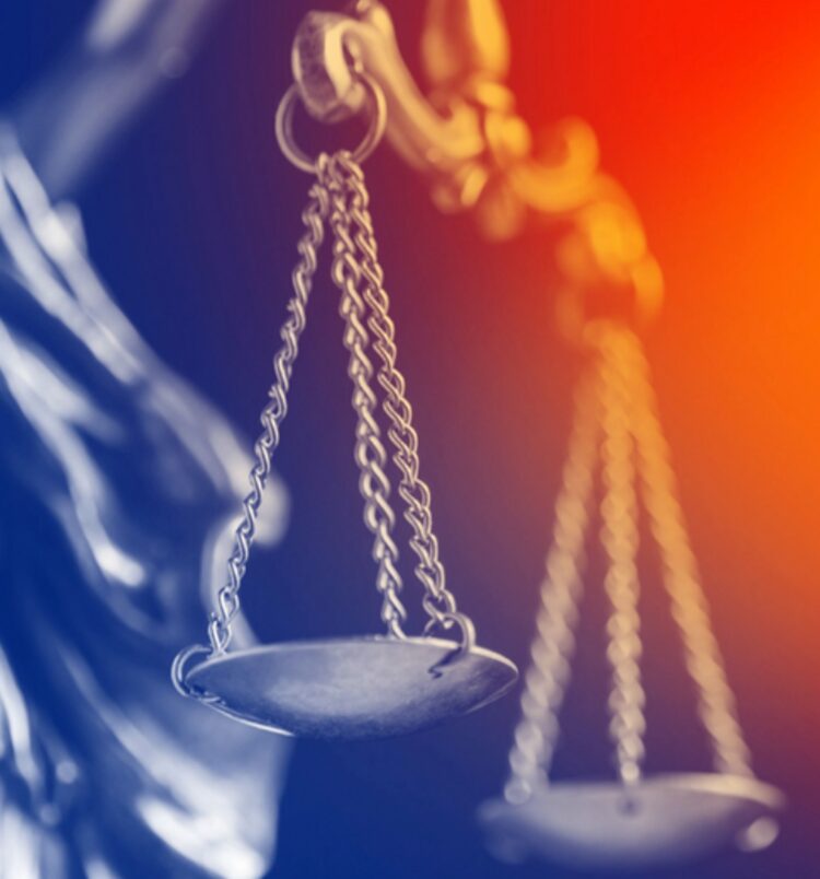 Grote hangende ijzeren schalen van gerechtigheid